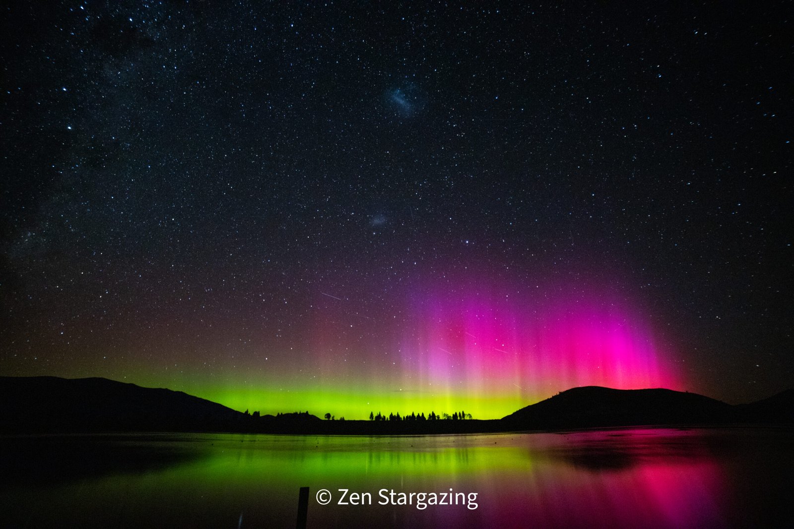 Aurora australis over Lake Ruataniwha in Twizel, bright beams visible to naked eye